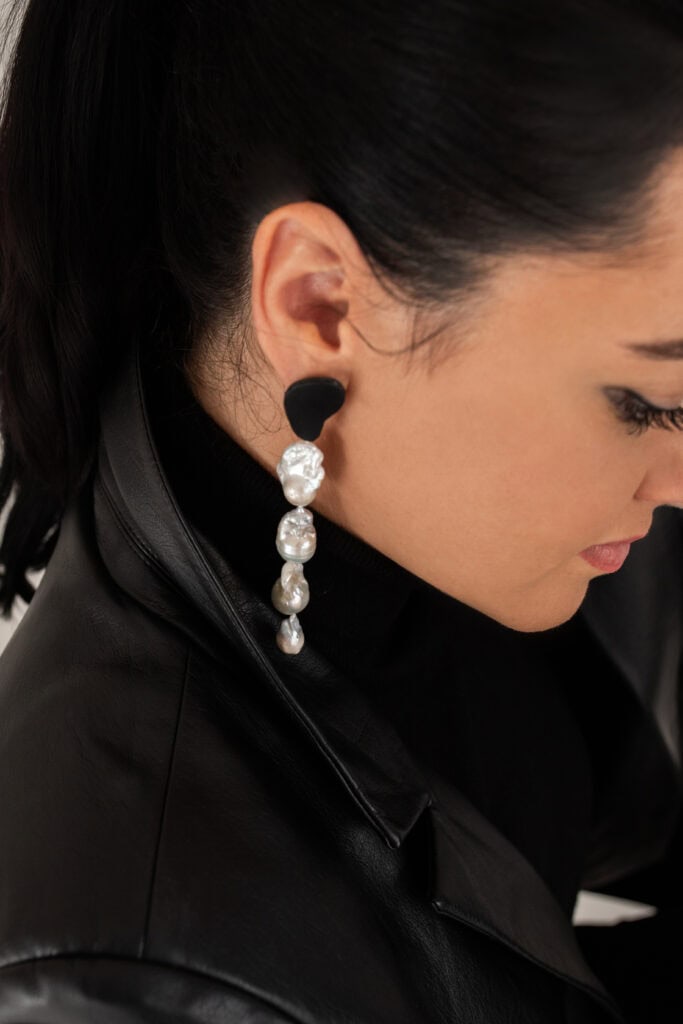 Asymmetric leather earrings with natural baroque pearl – Made by Mila jewelry