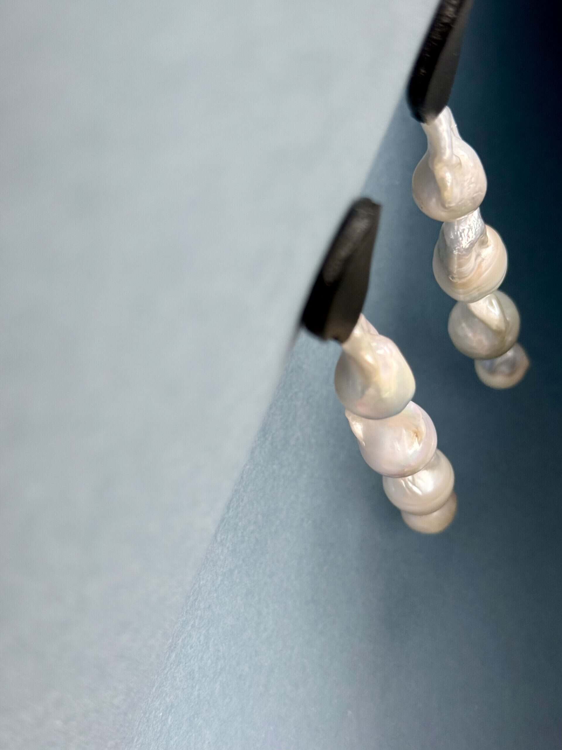 Zbliżenie na perły barokowe w kolczykach MULTI