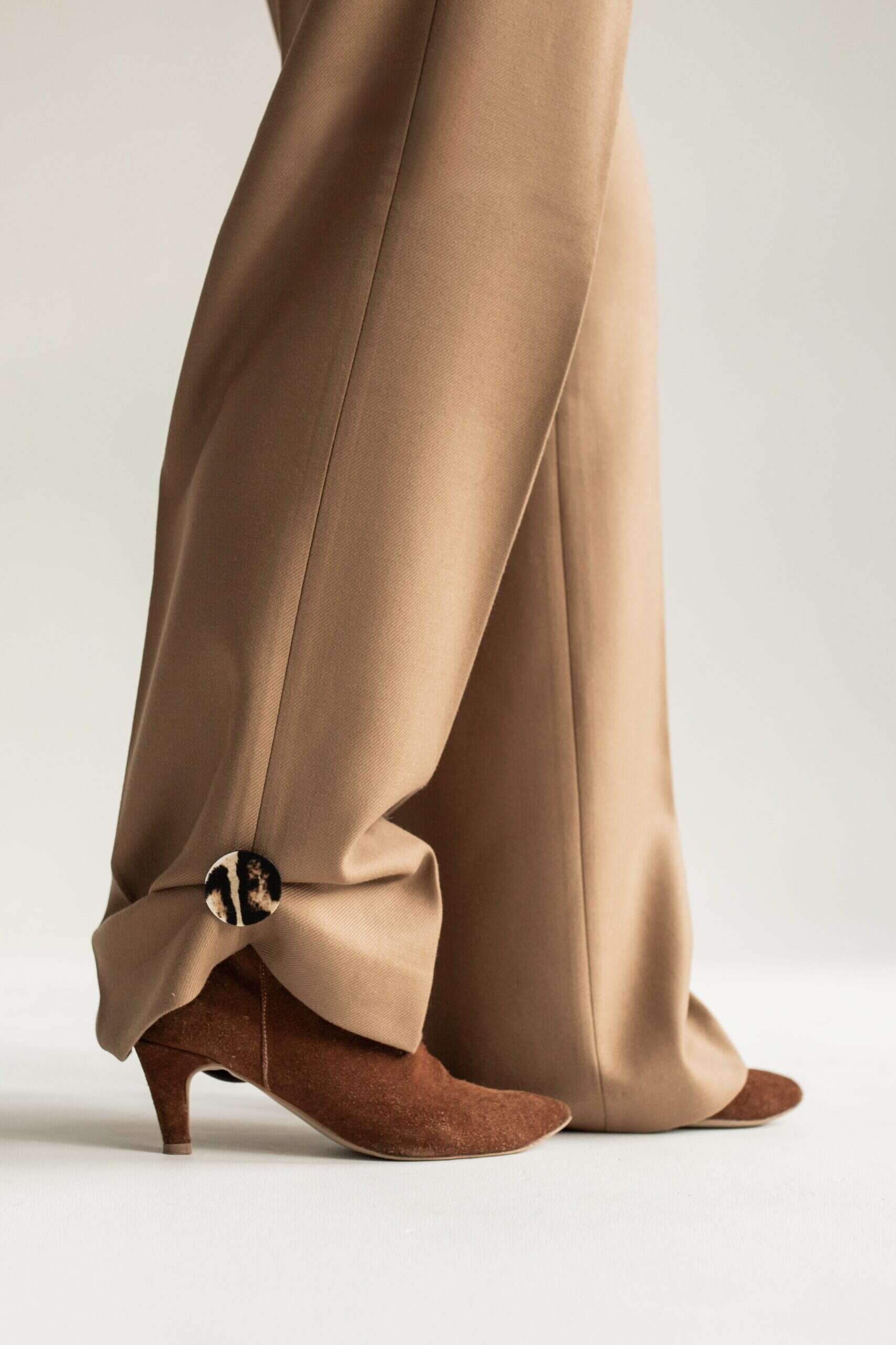 Broszka leopard w eleganckiej stylizacji