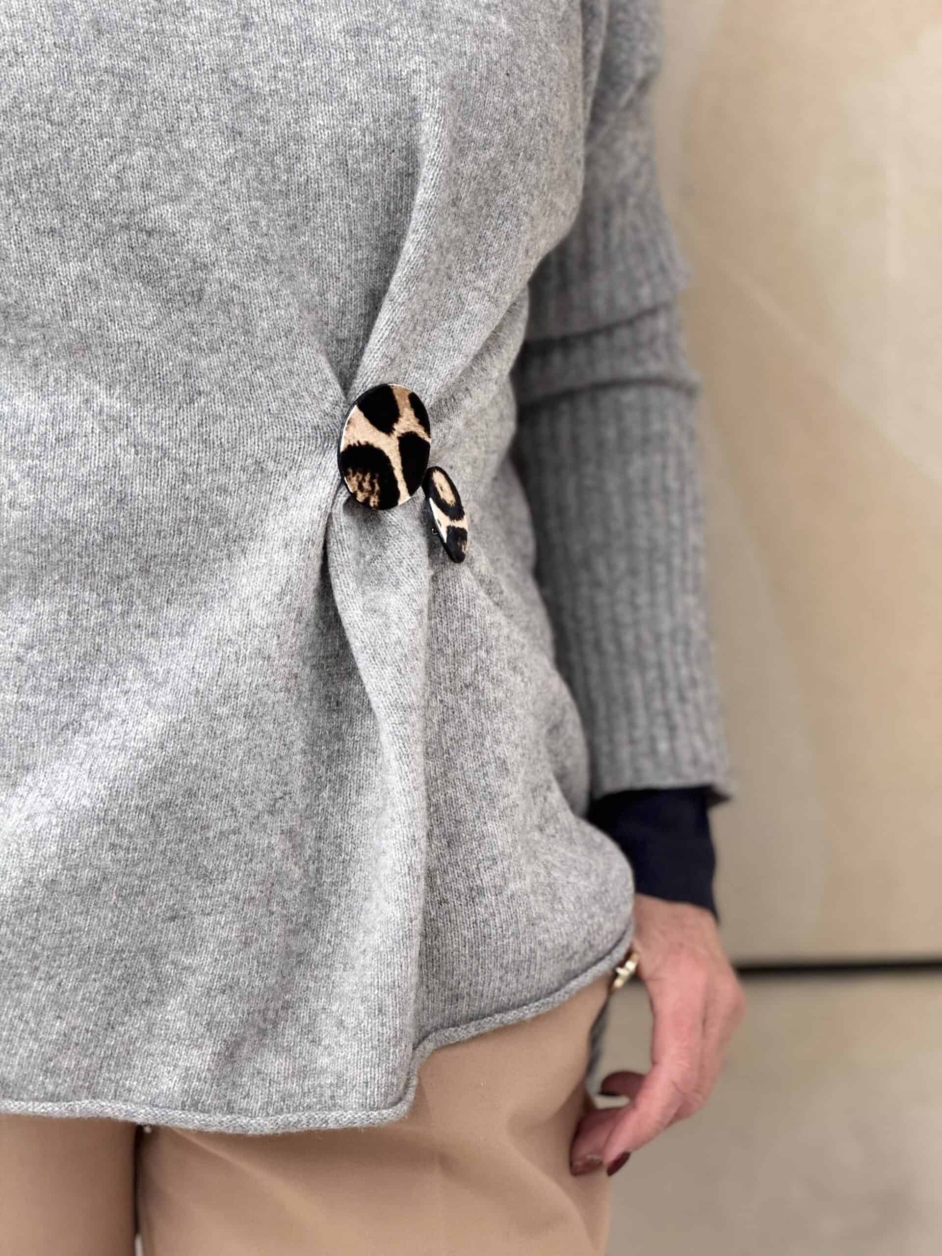 Broszka leopard przypięta do swetra