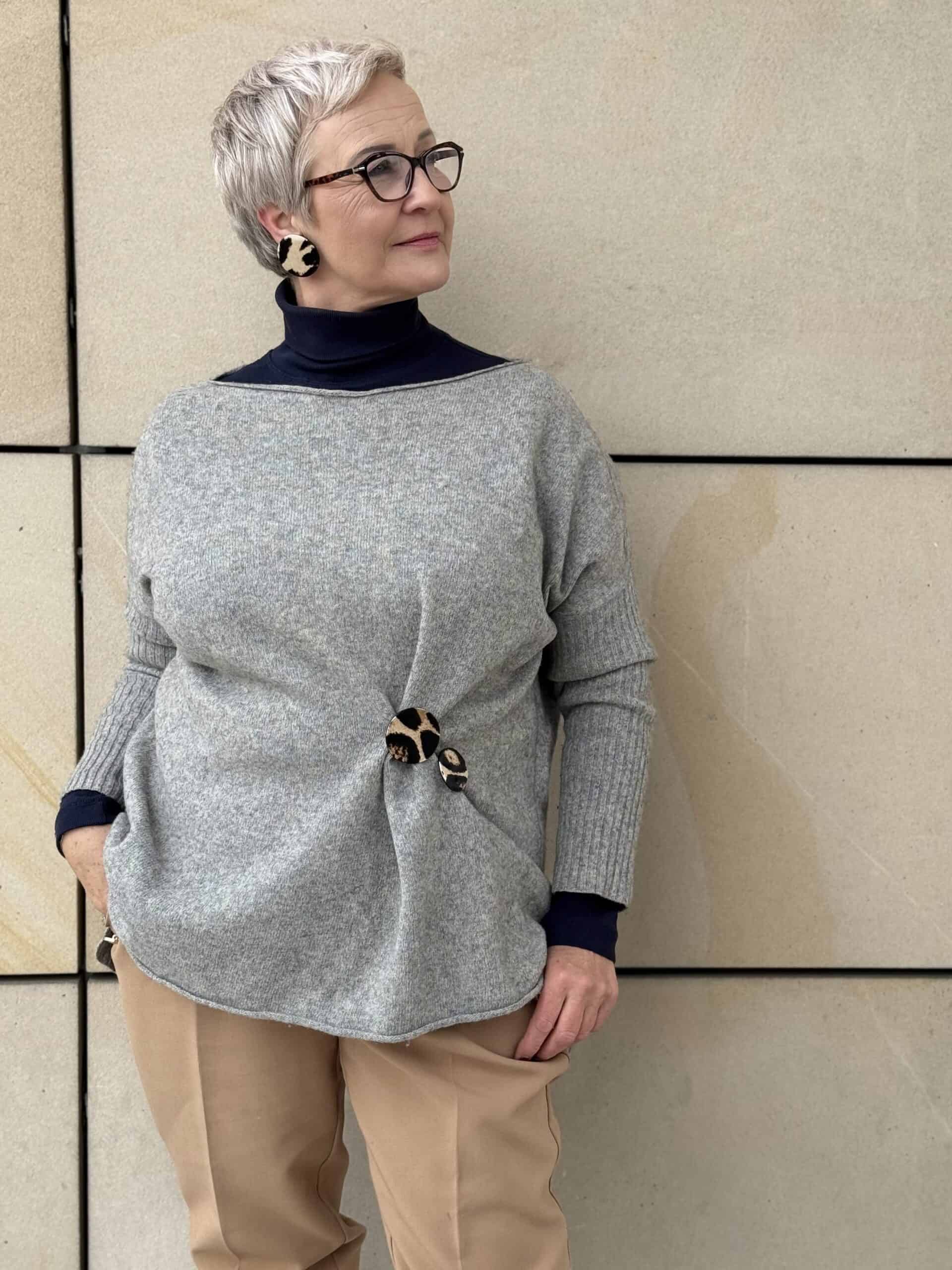 Broszka leopard do szarego swetra