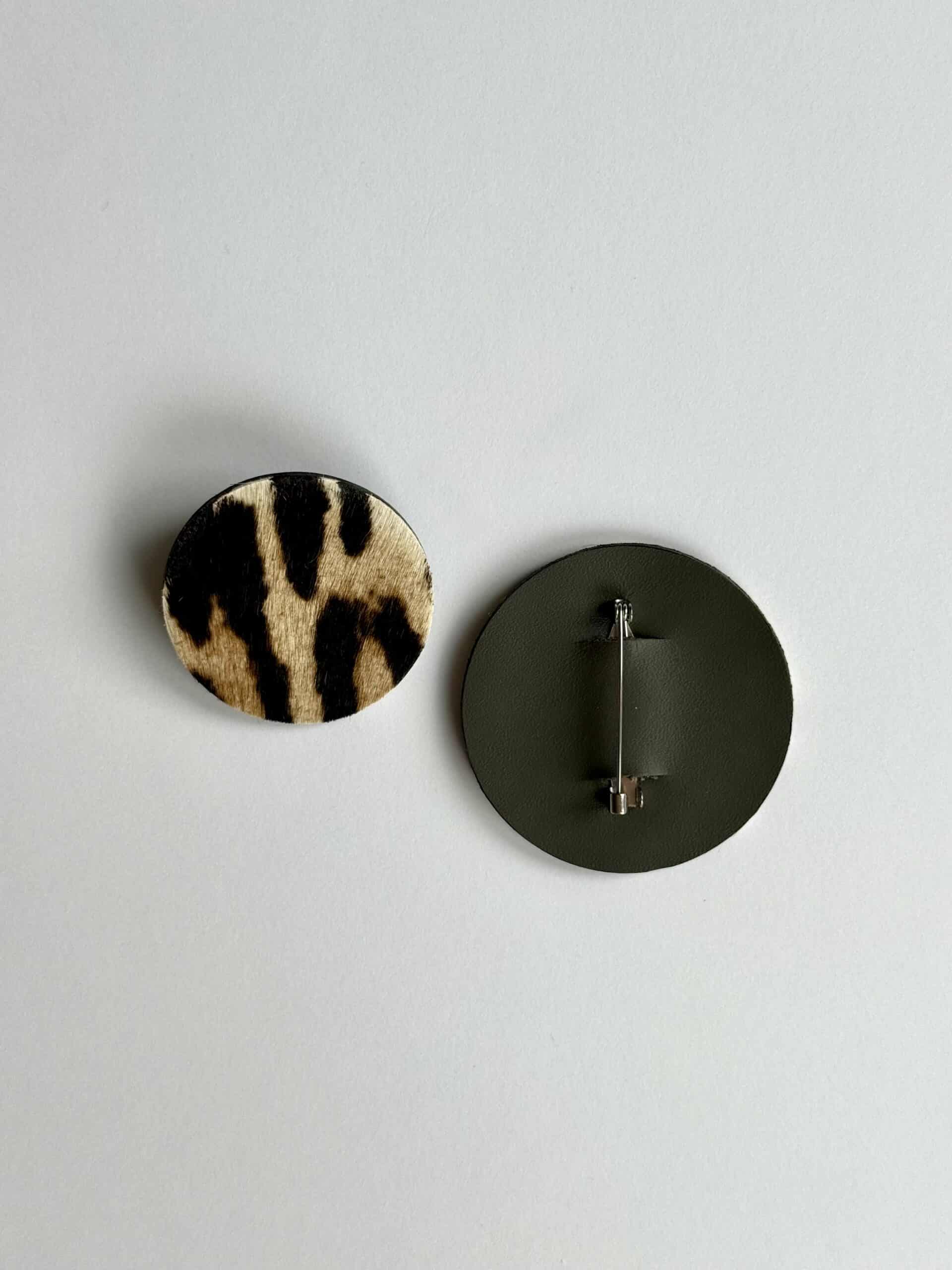 Broszka leopard – widok z tyłu