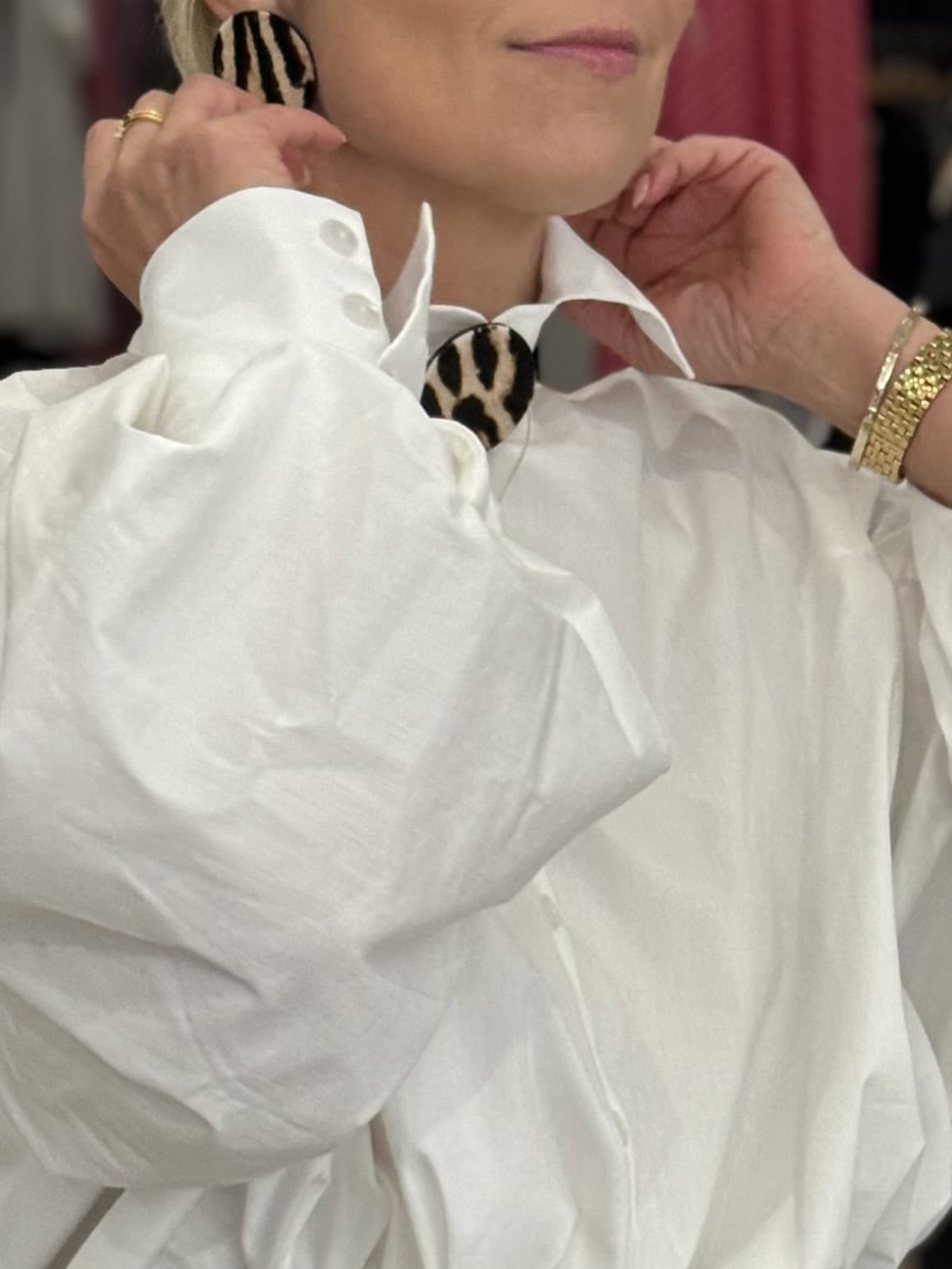 Broszka leopard przypięta do kołnierzyka koszuli