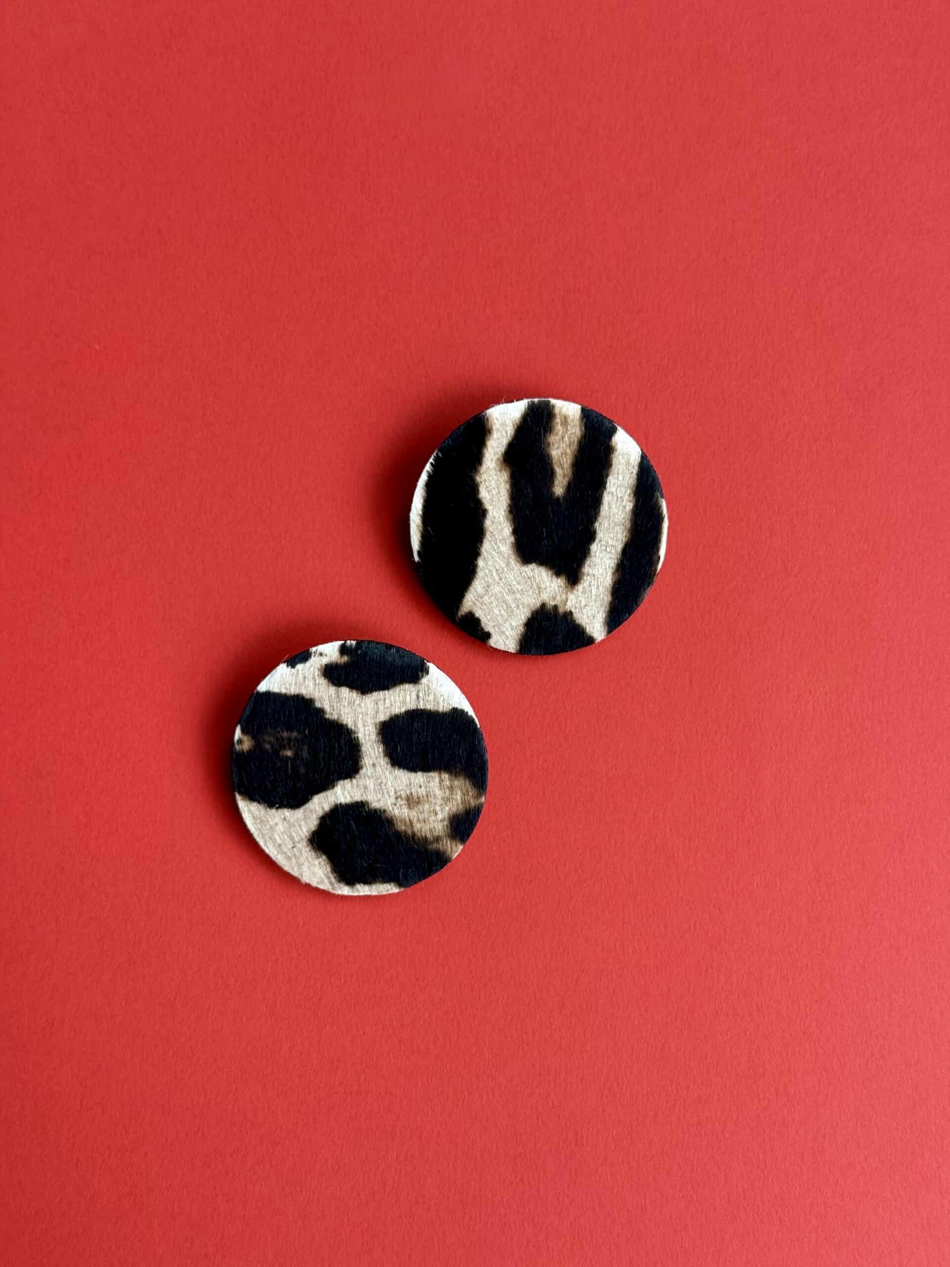 Kolczyki leopard na czerwonym tle