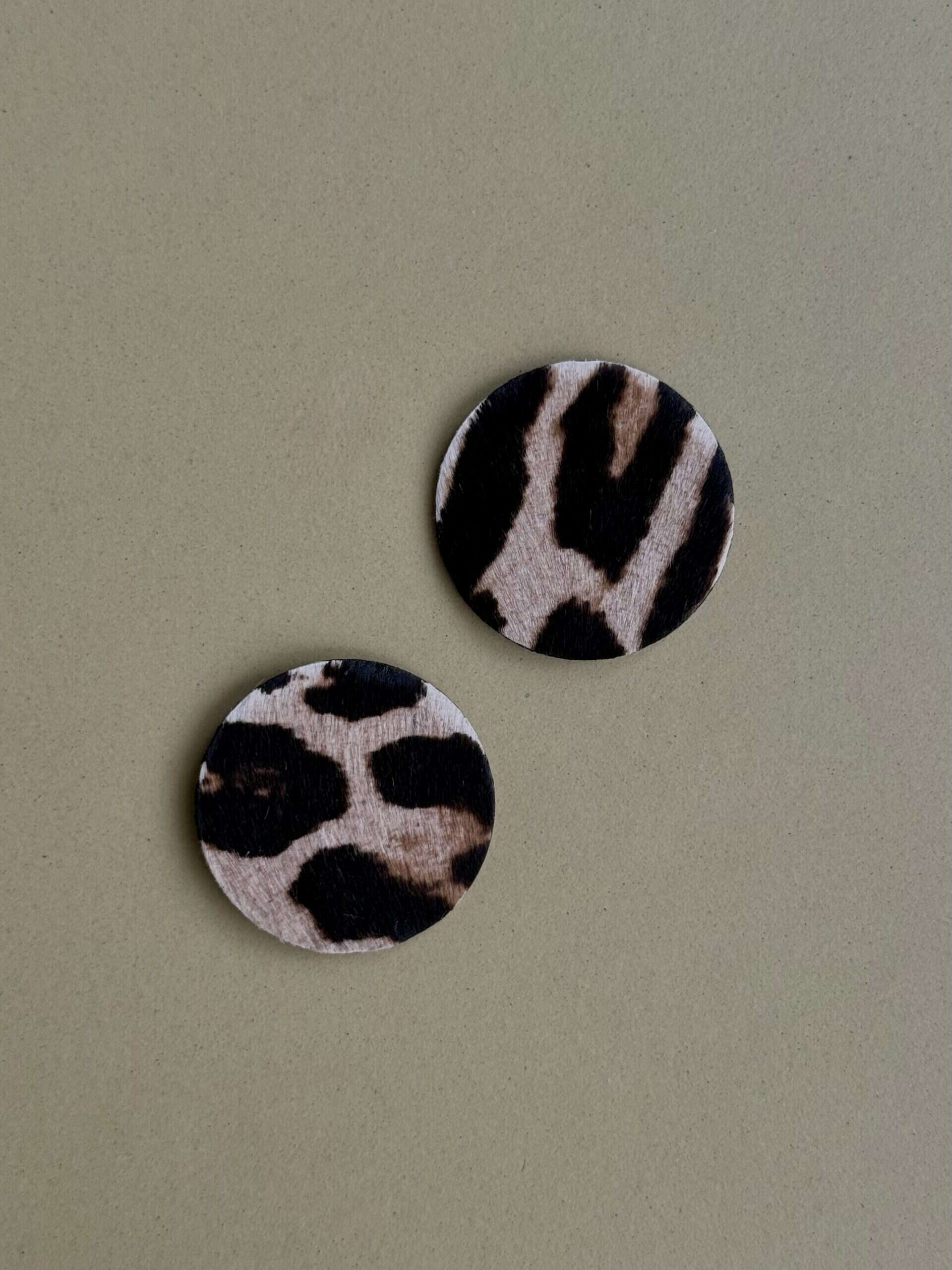 Ręcznie robione kolczyki leopard – produkt