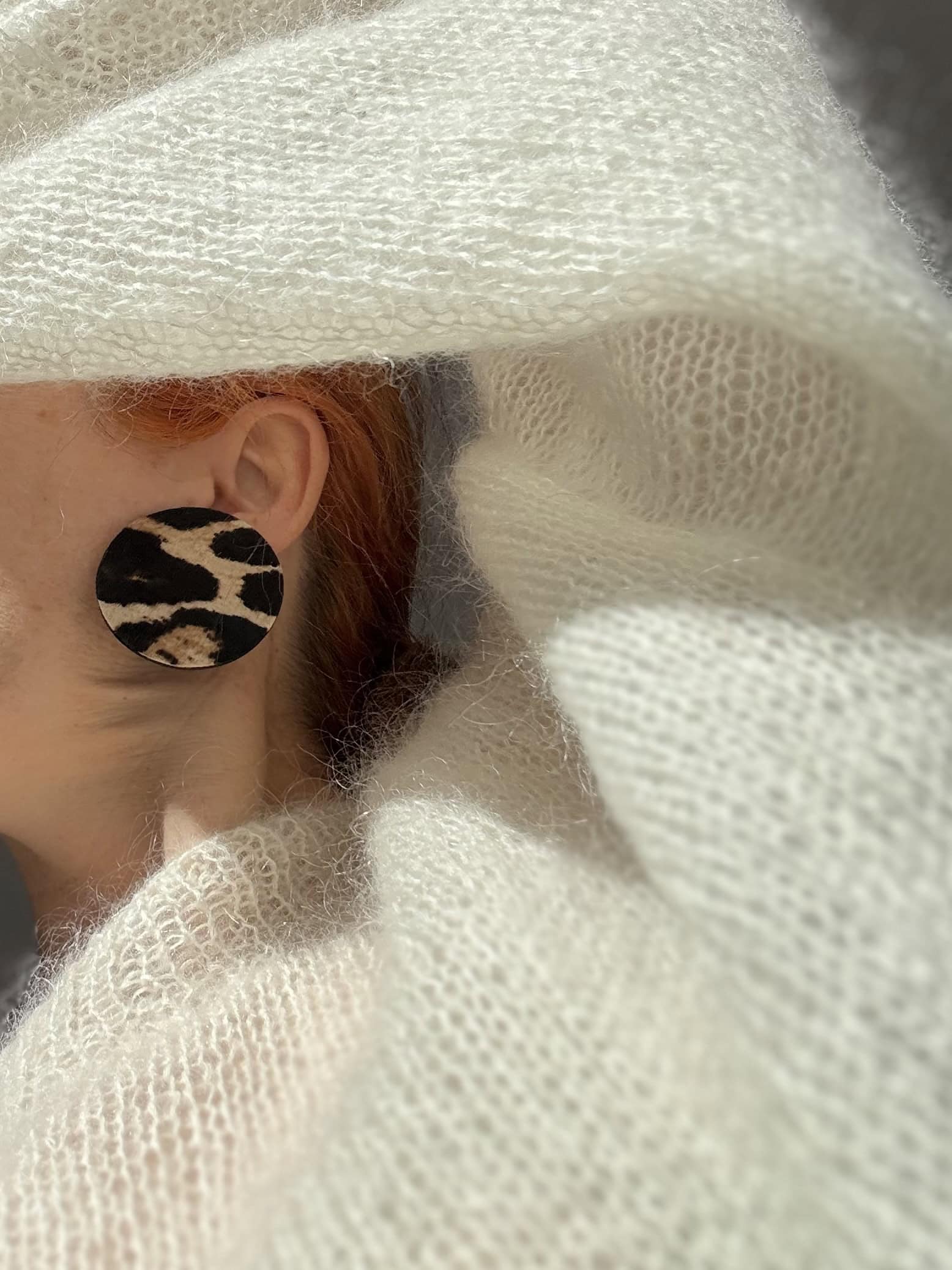 Kolczyki skórzane leopard na modelce