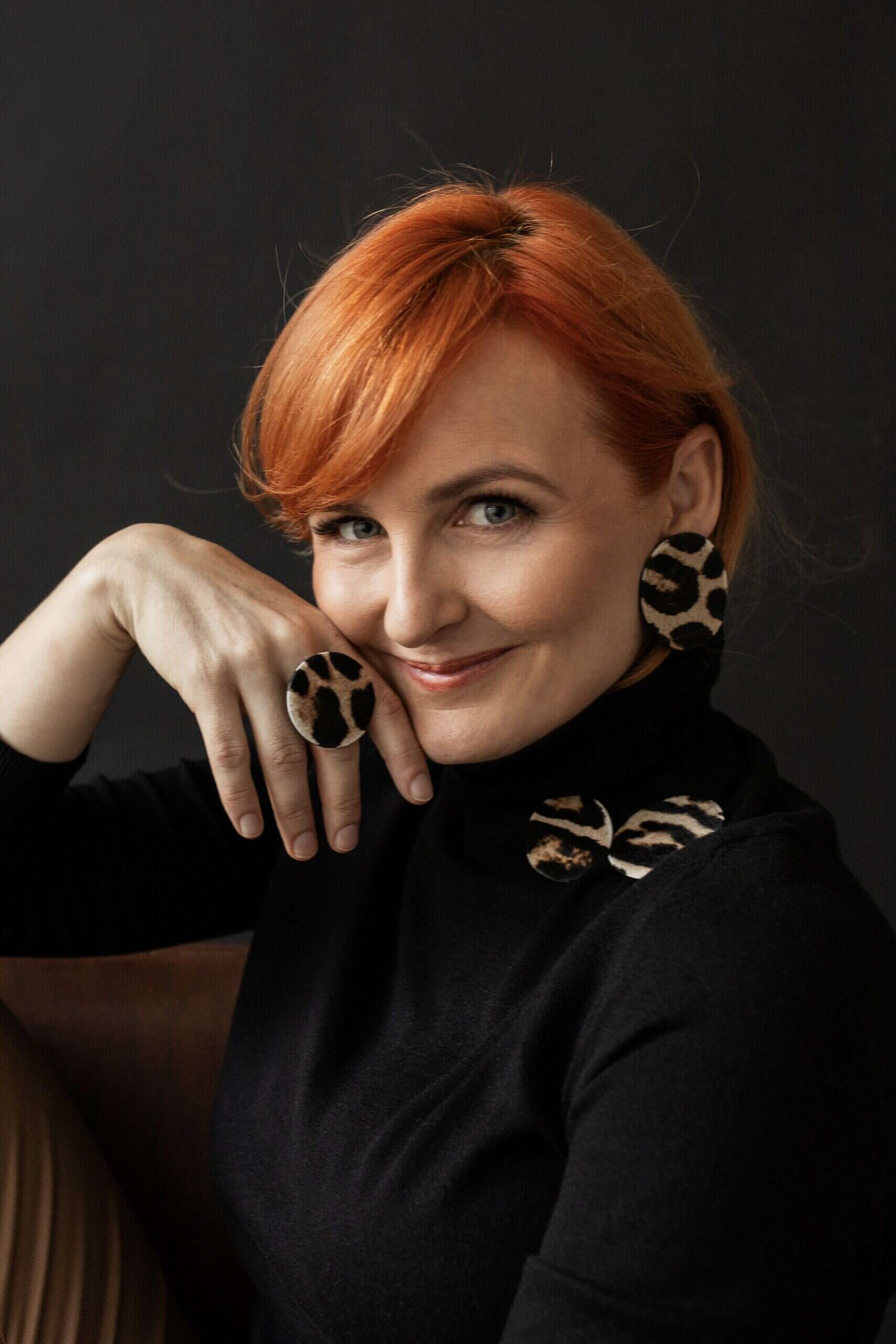 Kobieta w kolczykach leopard – portret