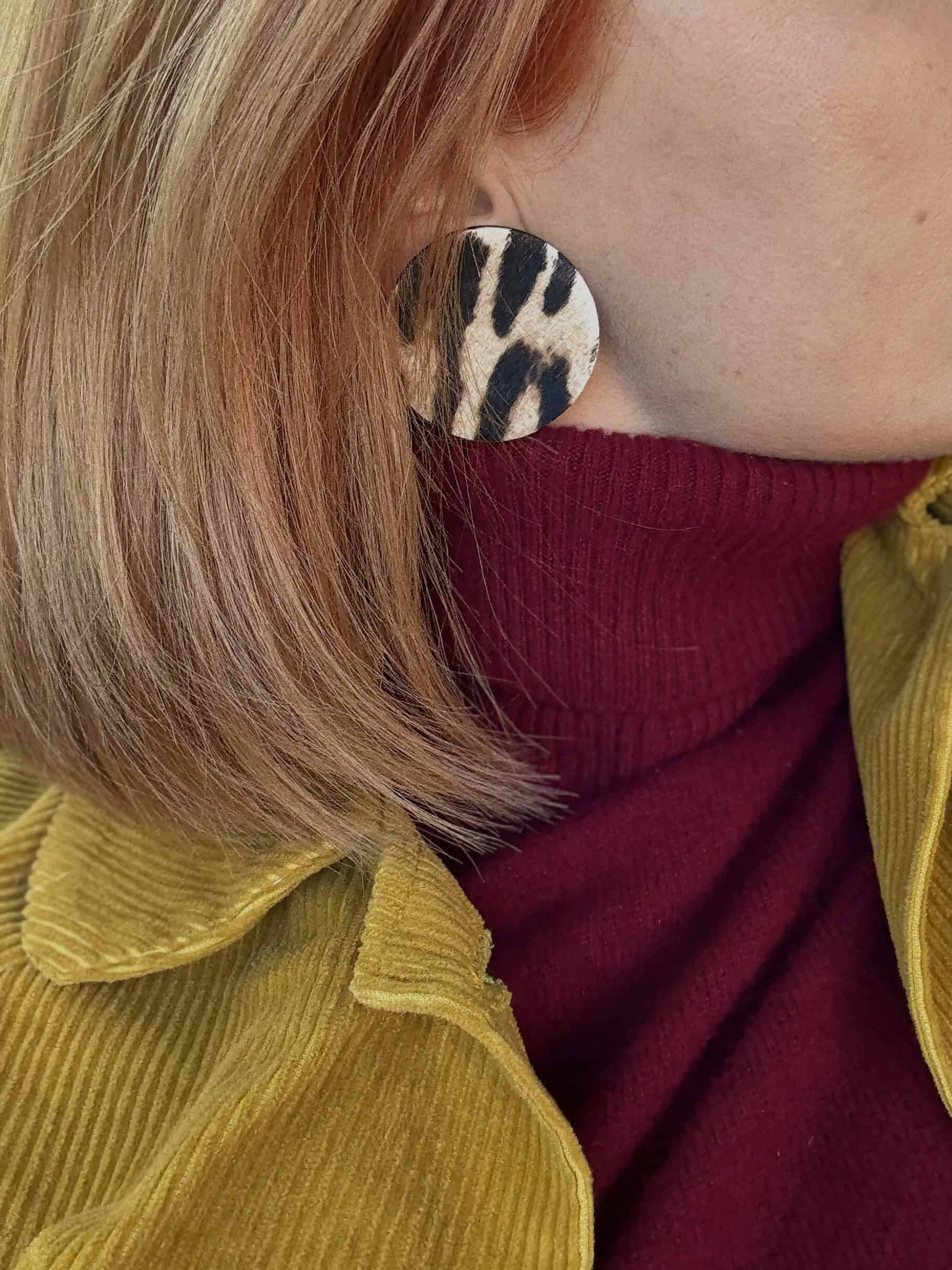 Zbliżenie na kolczyk skórzany leopard