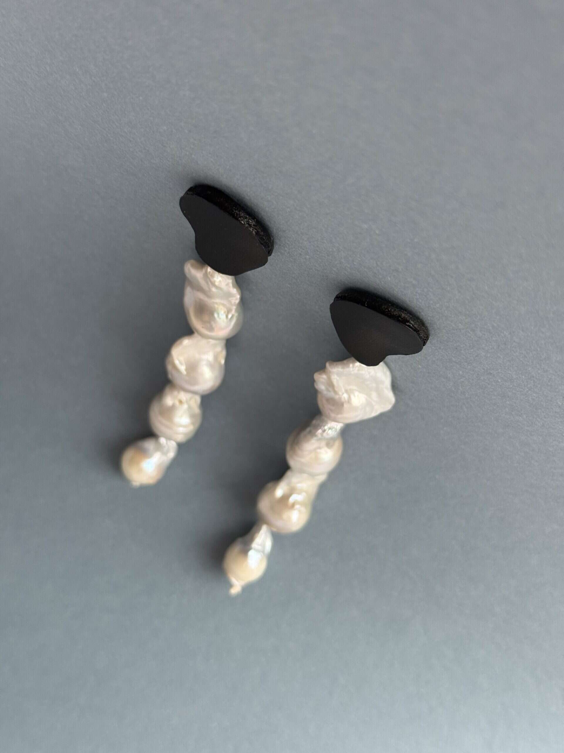 Długie kolczyki MULTI z perłami – ujęcie produktowe