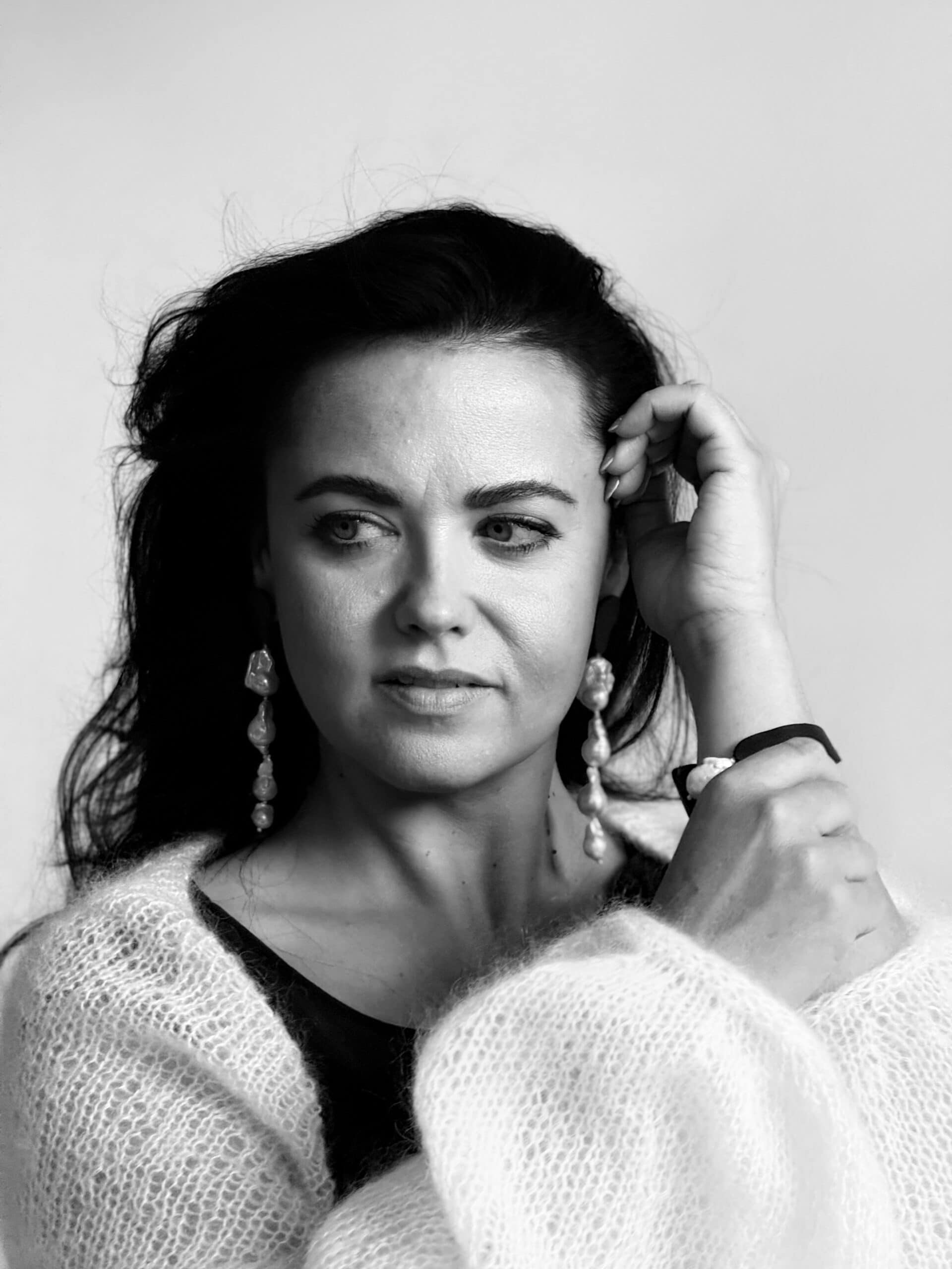 Modelka w długich kolczykach z perłami barokowymi