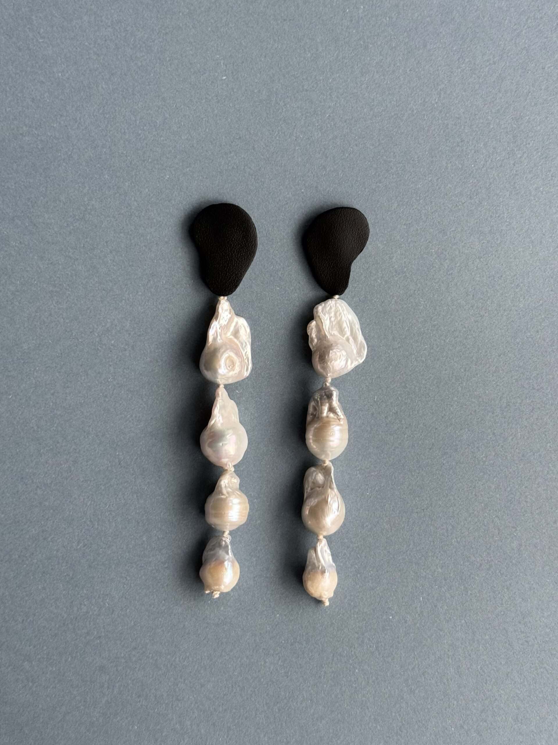 Długie kolczyki skórzane z perłami barokowymi – model MULTI