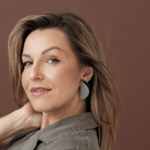 Kolczyki z upcyclingu YOU CAN – asymetryczne półkola z recyklingu, lekkie kolczyki handmade