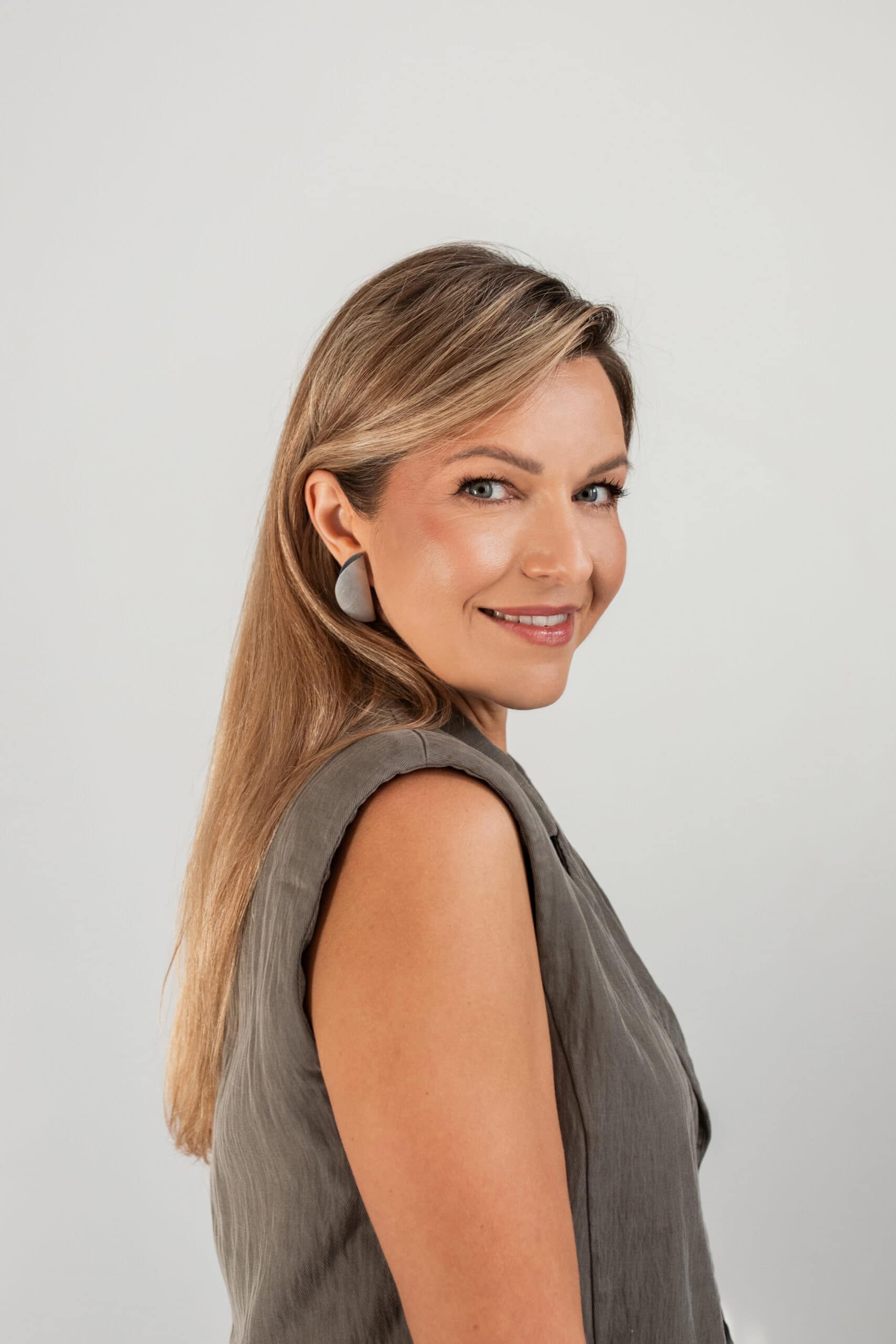 Editorial z kolczykami YOU CAN półkola