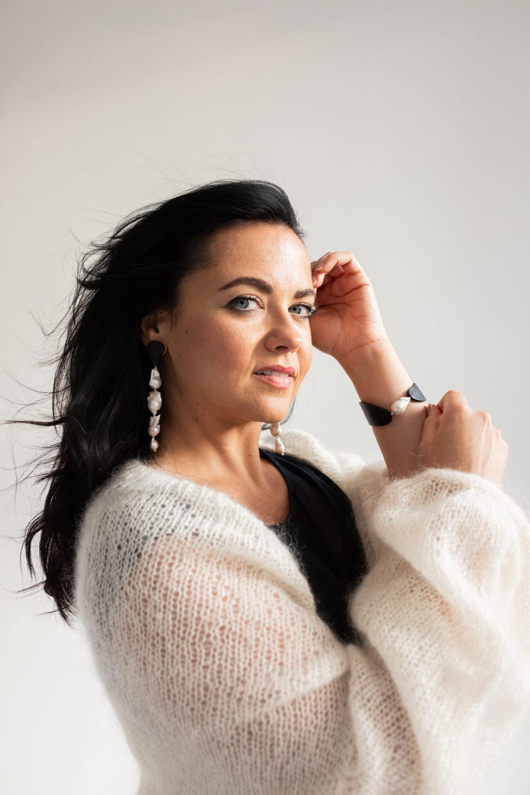 Długie kolczyki skórzane z perłami barokowymi na modelce