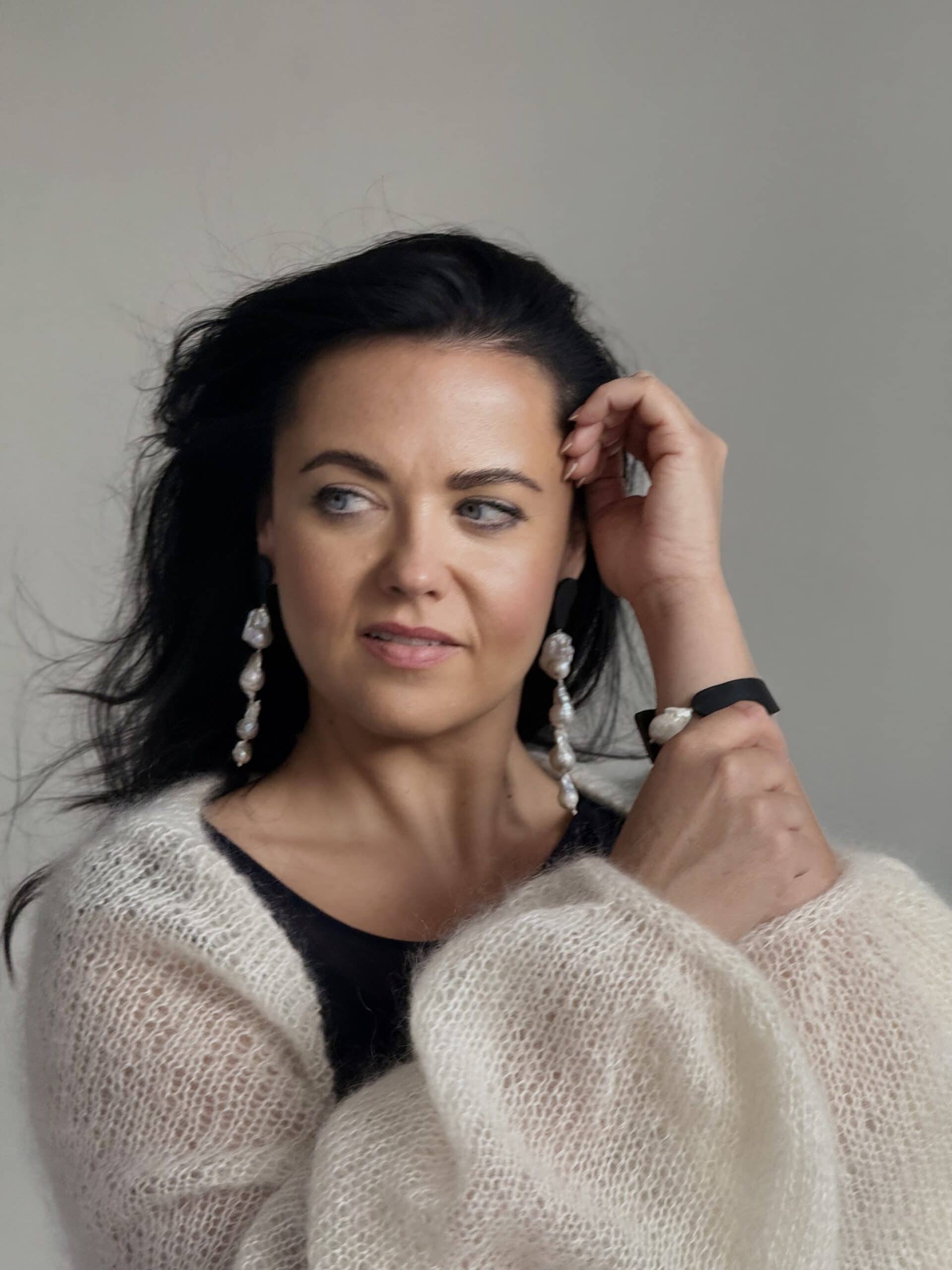 Kolczyki skórzane z perłami – detal ruchu