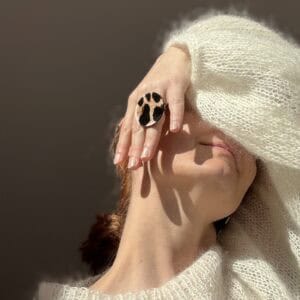 Duży pierścionek skórzany leopard – biała stylizacja