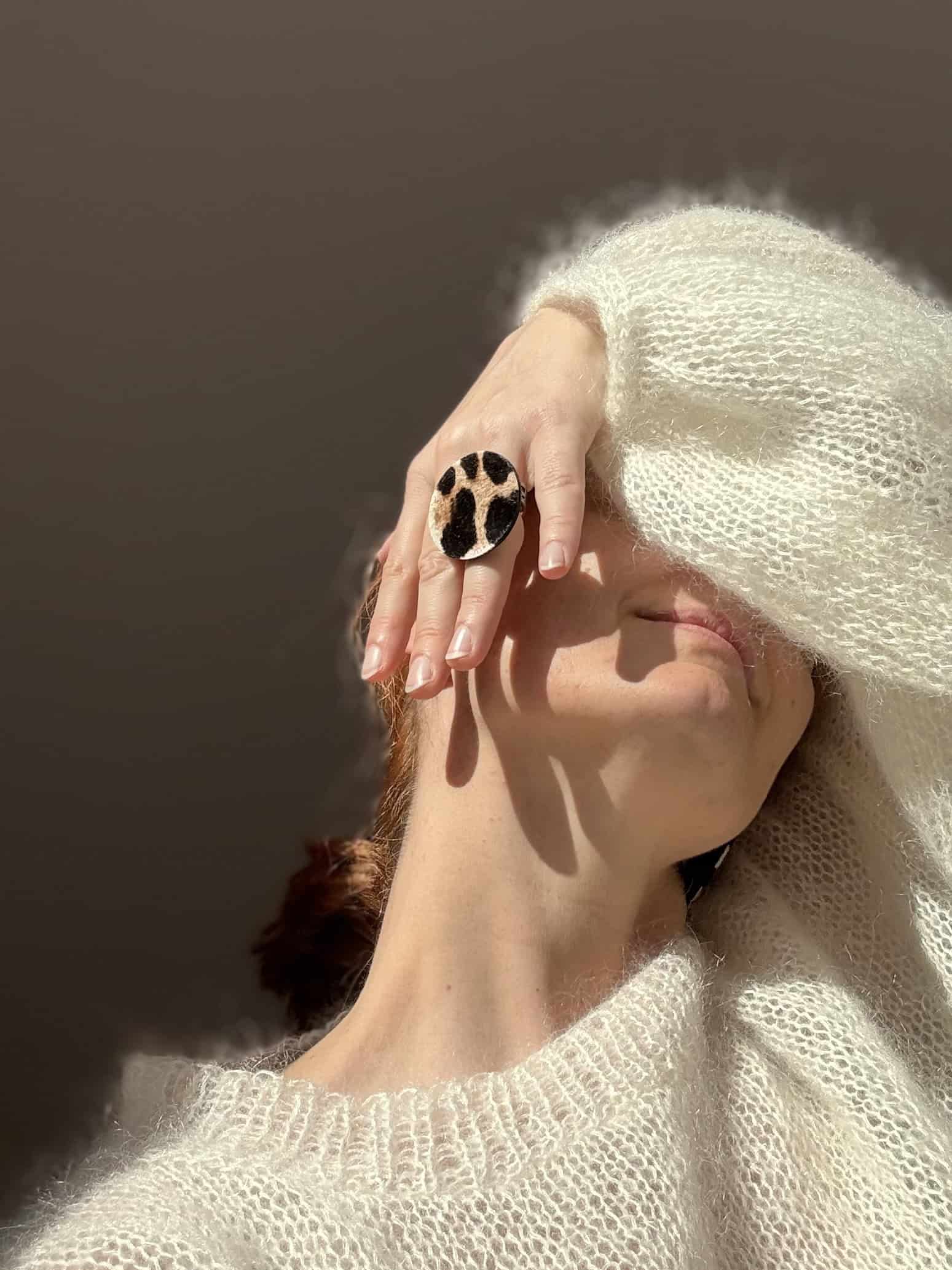 Duży pierścionek skórzany leopard – biała stylizacja