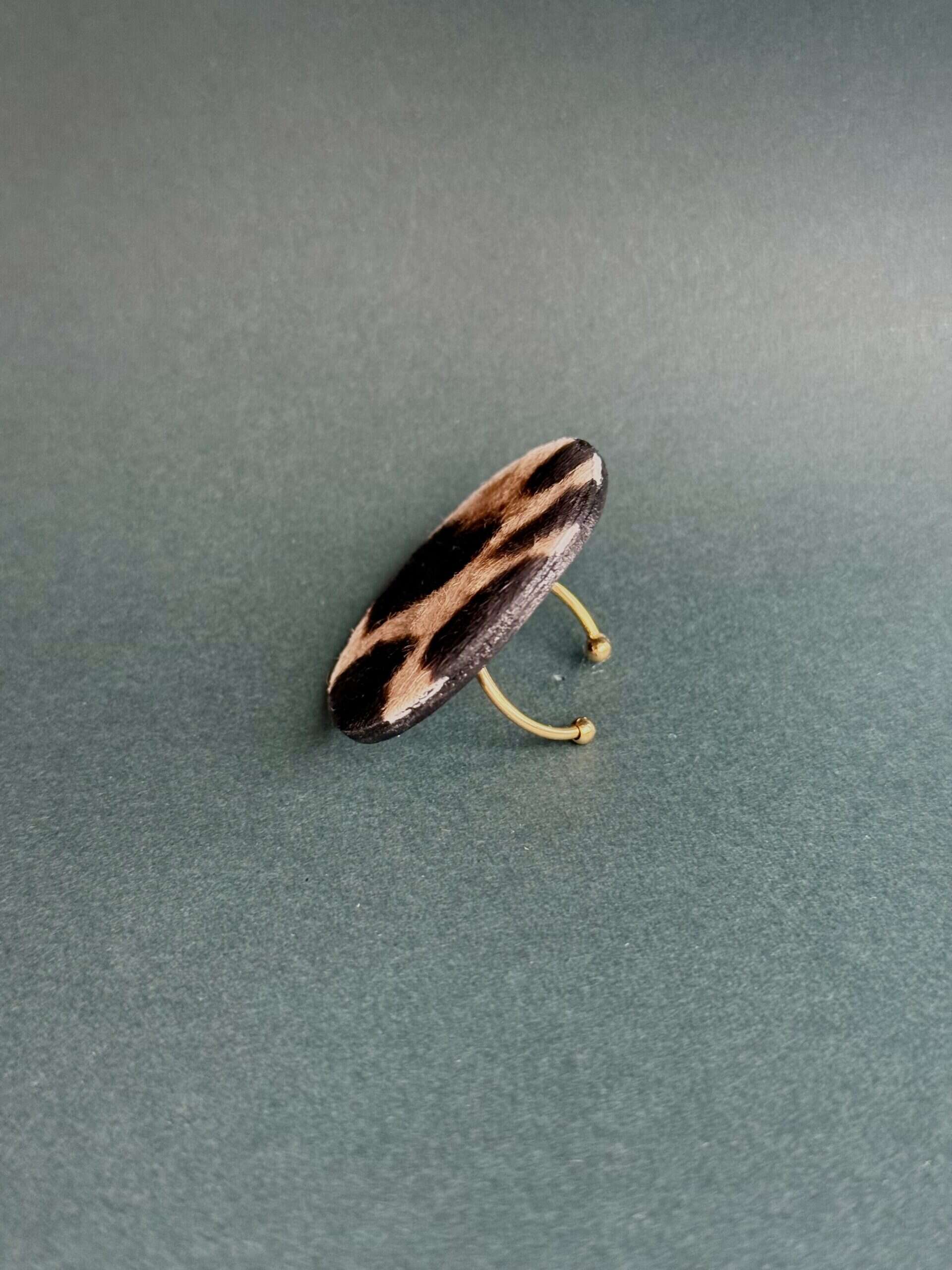 Pierścionek skórzany leopard – ujęcie produktowe