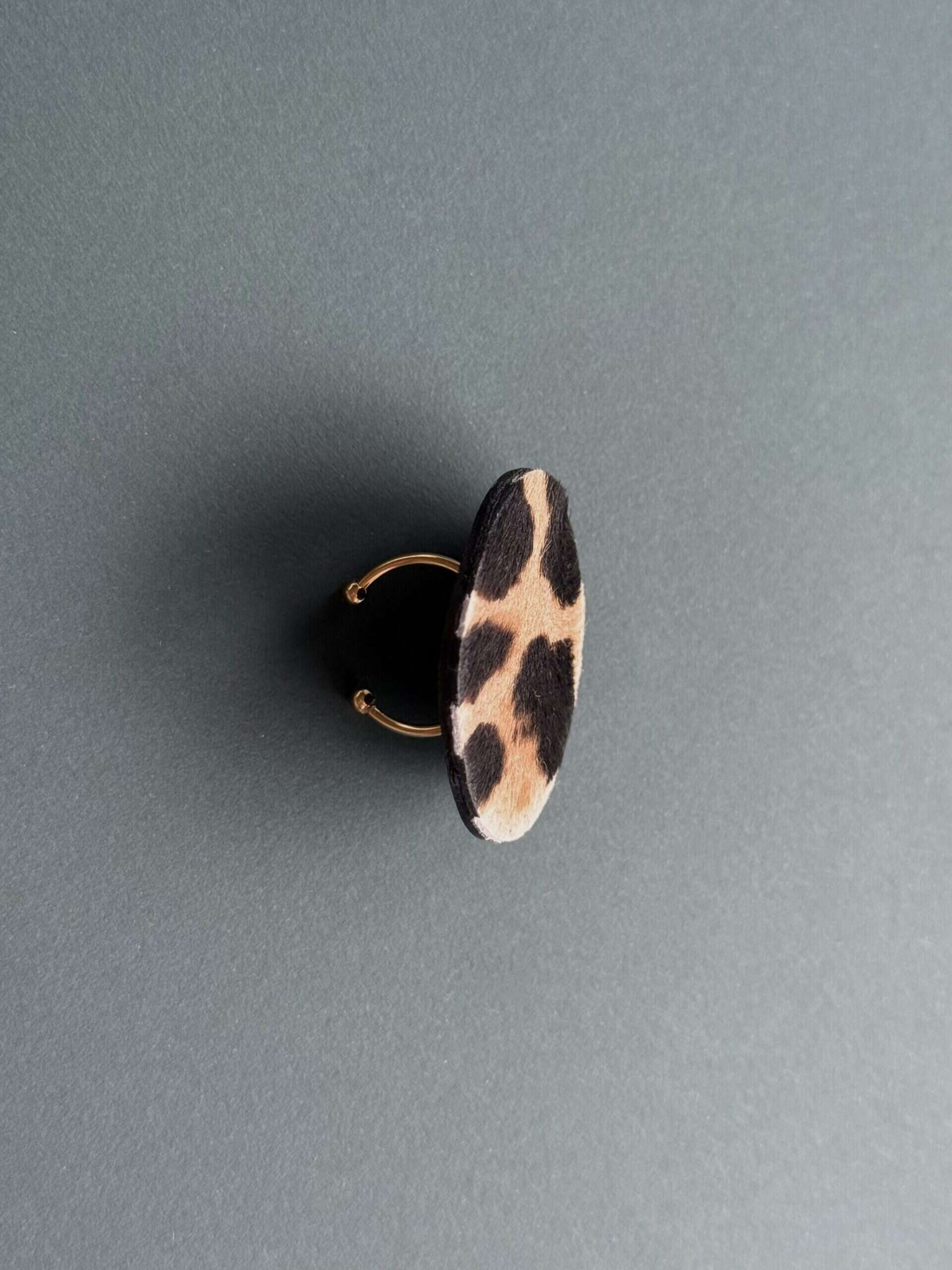 Kobieta w pierścionku leopard – sesja editorial