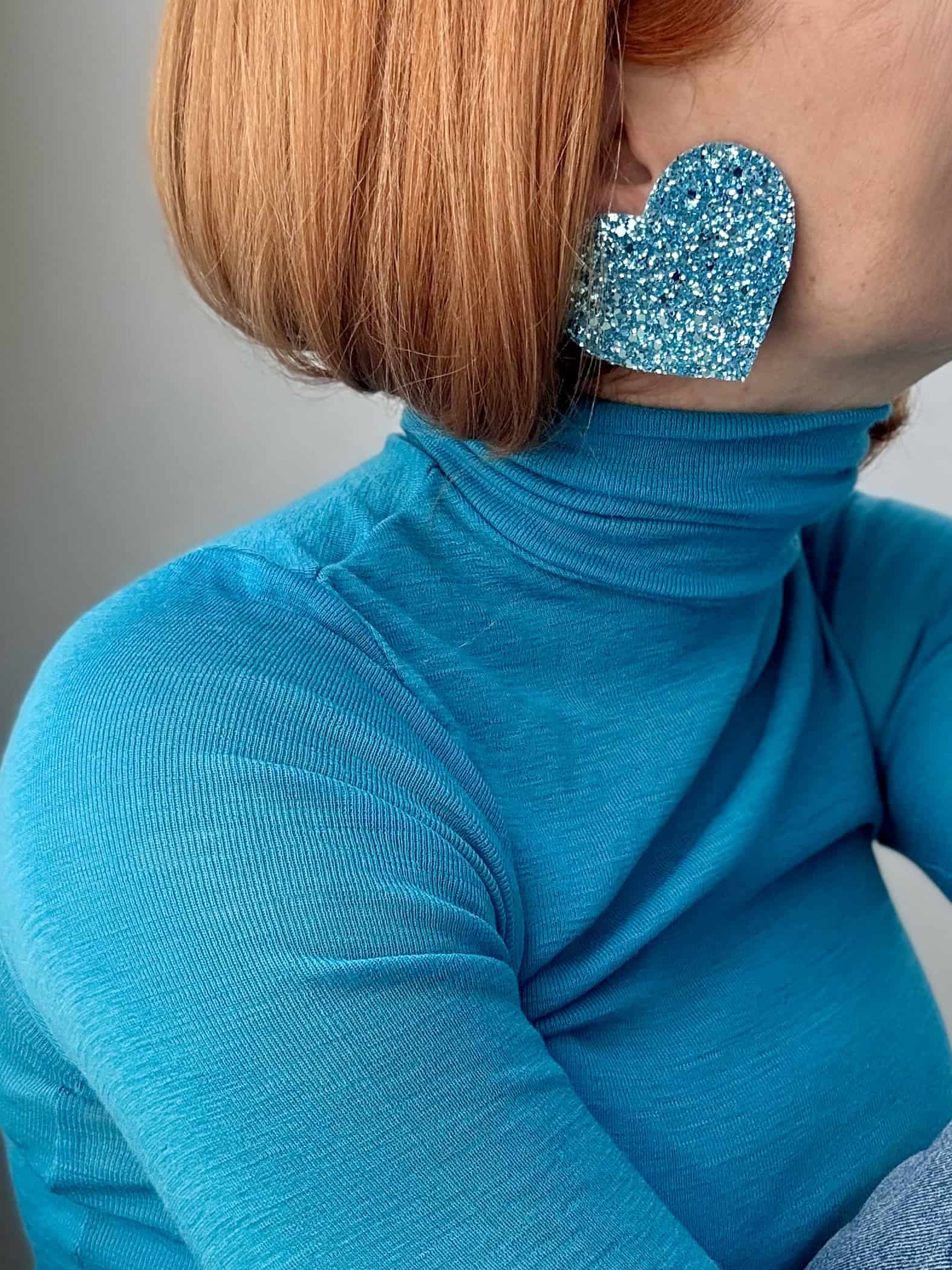 Kolczyki brokatowe lazurowe LOVE na uchu