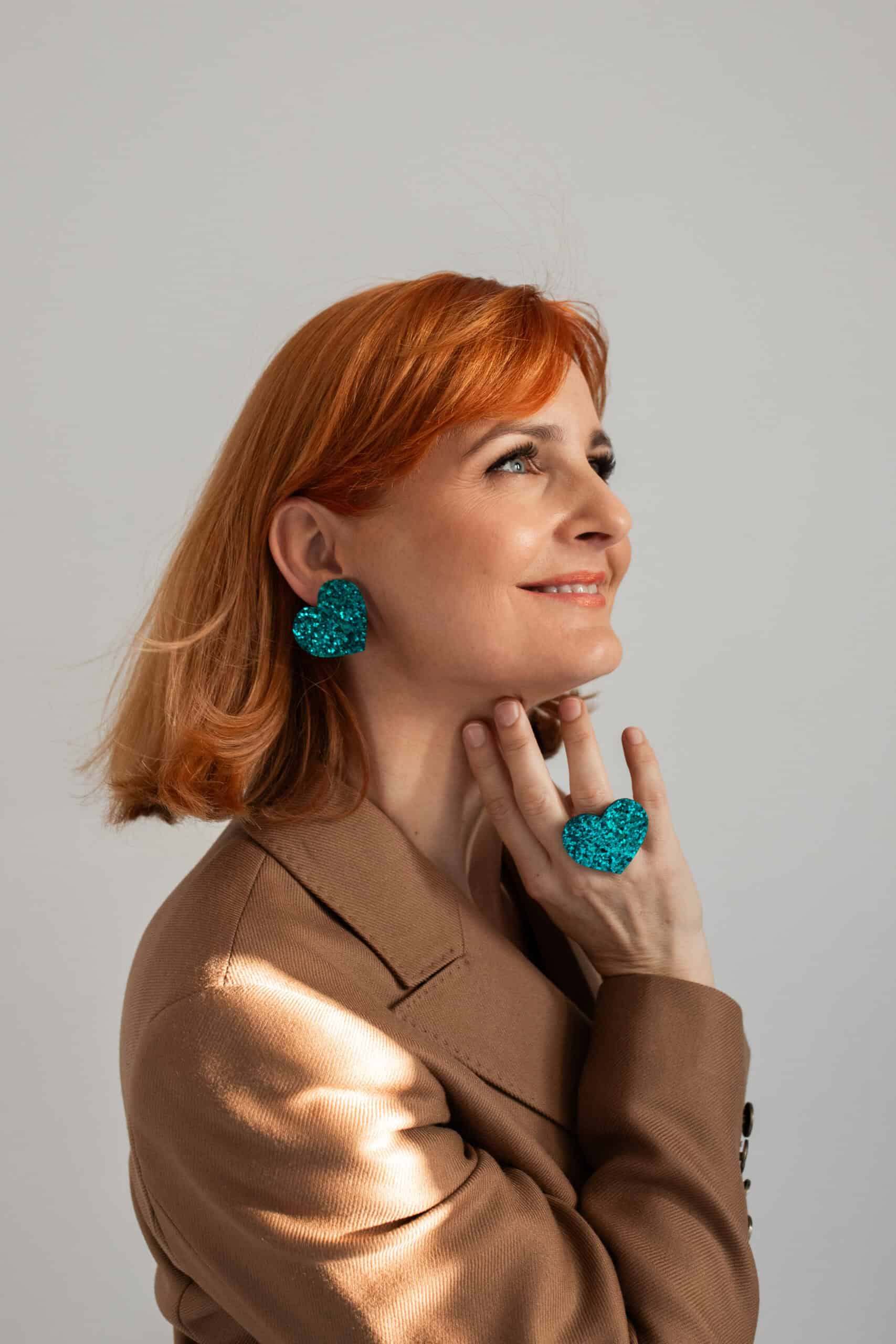 Kolczyki brokatowe LOVE w szmaragdowej zieleni na modelce