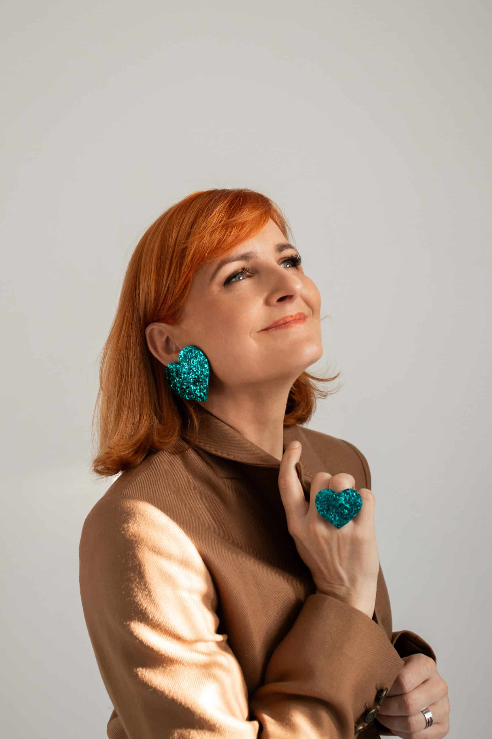 Zbliżenie na kolczyki brokatowe LOVE szmaragdowe