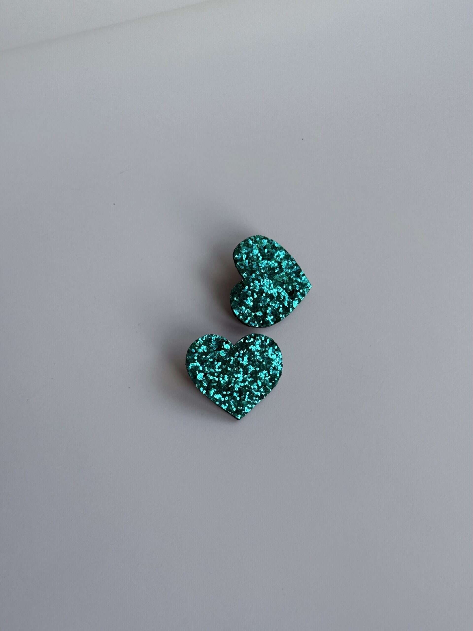 Para kolczyków brokatowych LOVE szmaragdowych