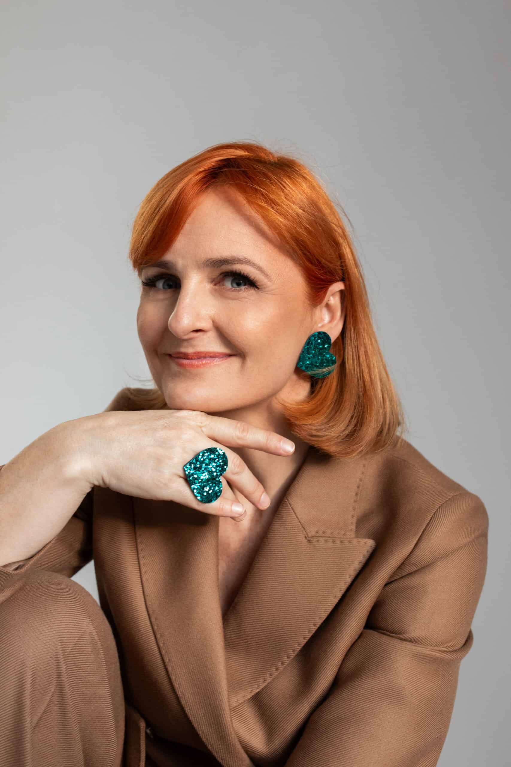 Kolczyki LOVE szmaragdowa zieleń – portret