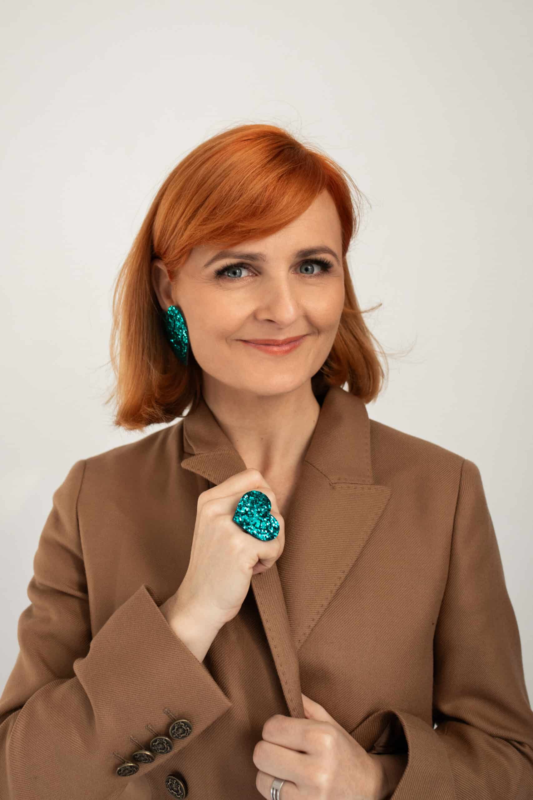 Kolczyki LOVE szmaragdowe w stylizacji