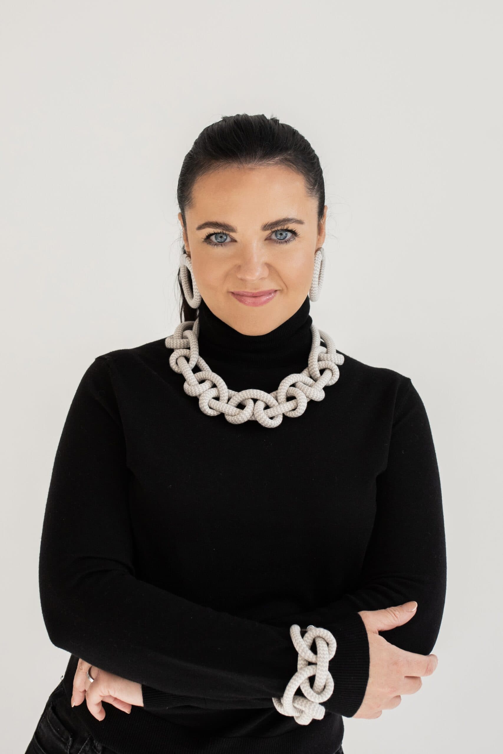 naszyjnikiem bawełnianym Melanż ecru beż i bransoletą