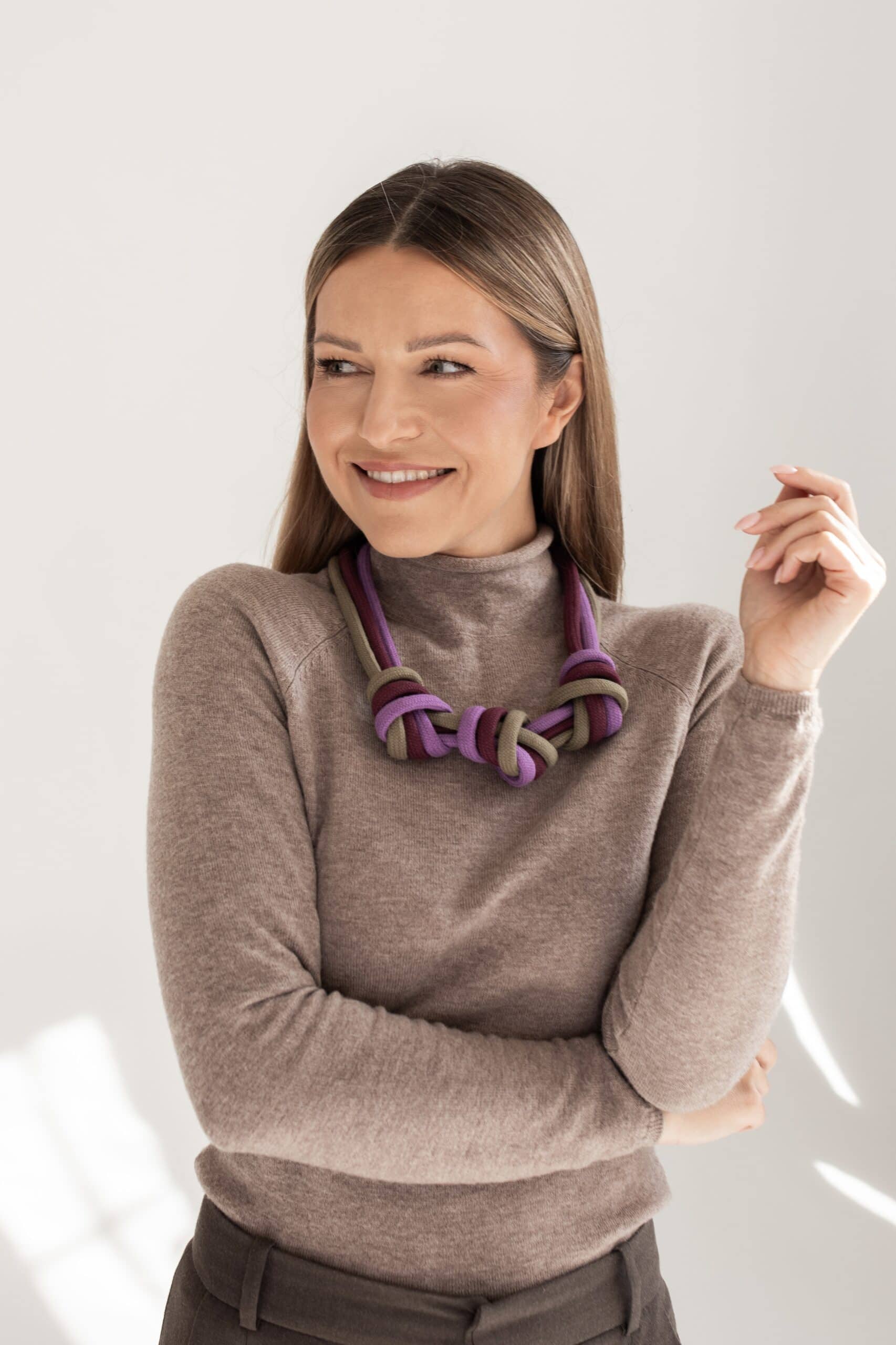 Naszyjnik bawełniany TRIO bordo oliwka lawenda na modelce