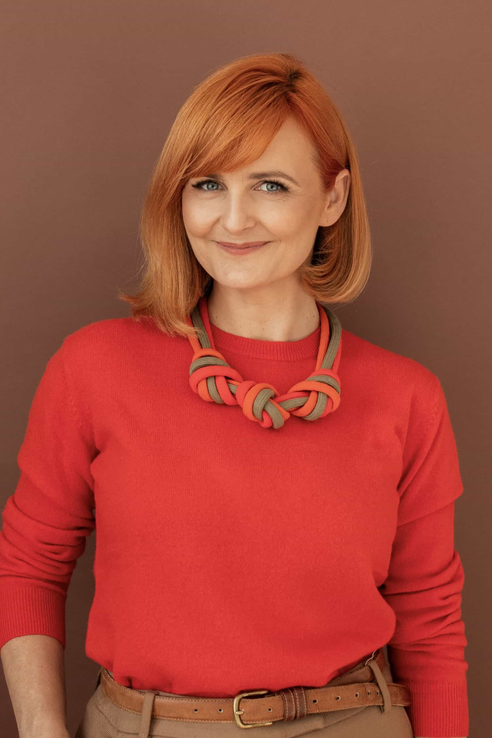 Naszyjnik bawełniany TRIO oliwka jasna czerwień pomarańcz na modelce – potrójne węzły i wygodne dopasowanie.