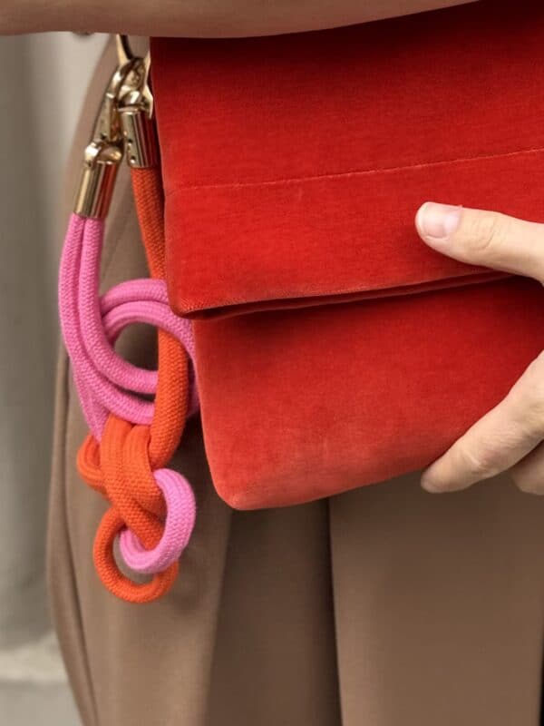 Torebka welurowa pomarańczowa Made By Mila – detal weluru i paska