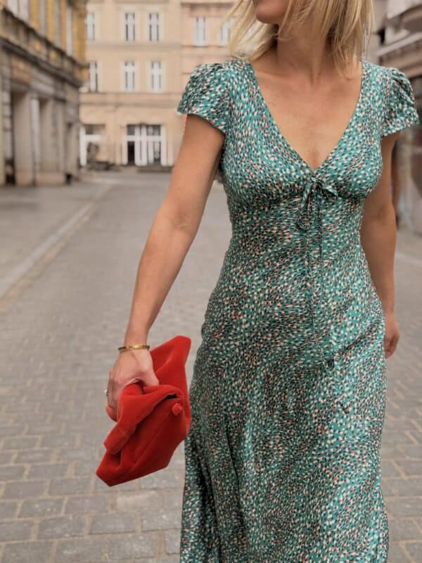 Pomarańczowa torebka welurowa Made By Mila noszona jako kopertówka