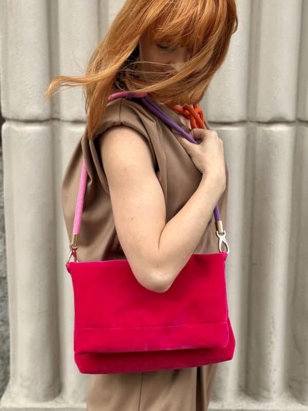 Torebka welurowa fuksja – ujęcie z boku i bawełniany pasek Made By Mila