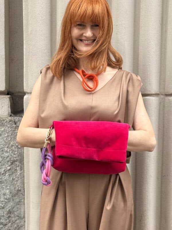Torebka welurowa fuksja na modelce – wyrazisty akcent Made By Mila