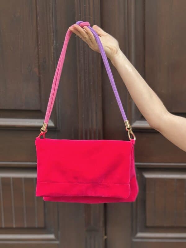 Torebka welurowa fuksja Made By Mila – prezentacja formy w dłoni