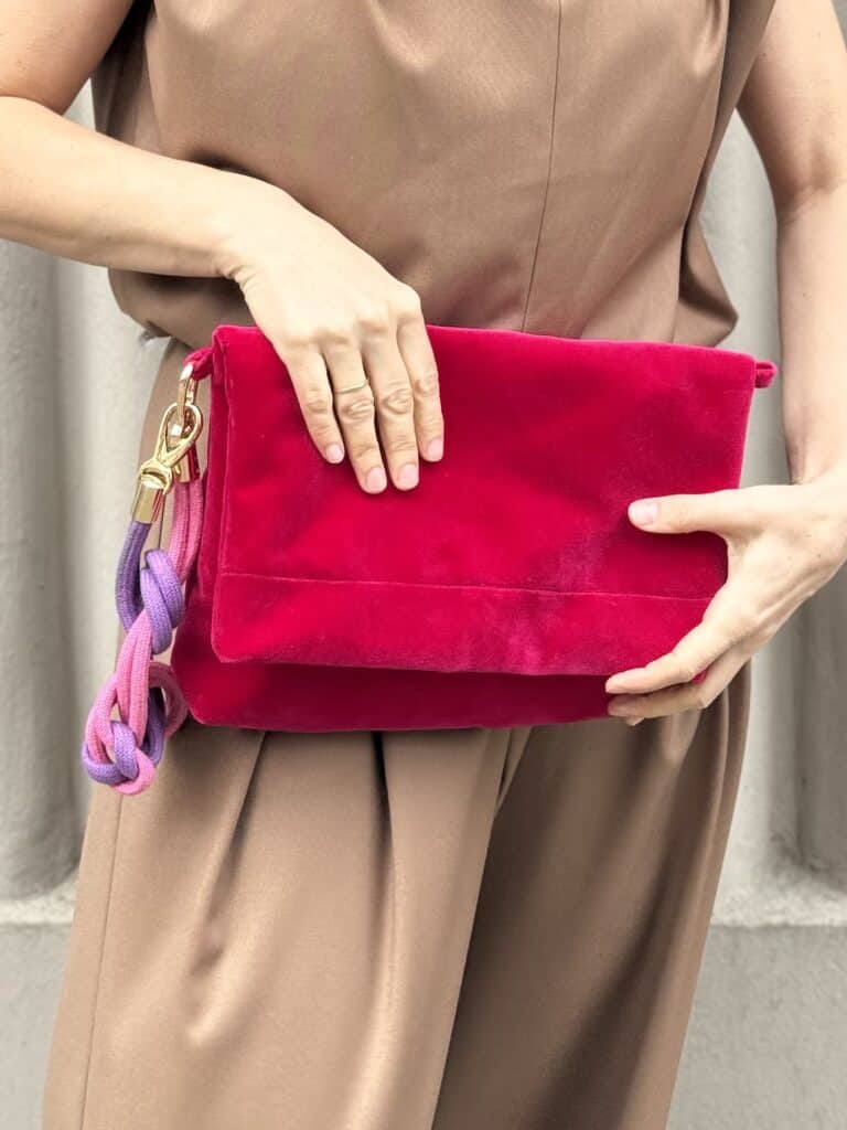 Torebka welurowa fuksja Made By Mila – zbliżenie na miękką fakturę weluru