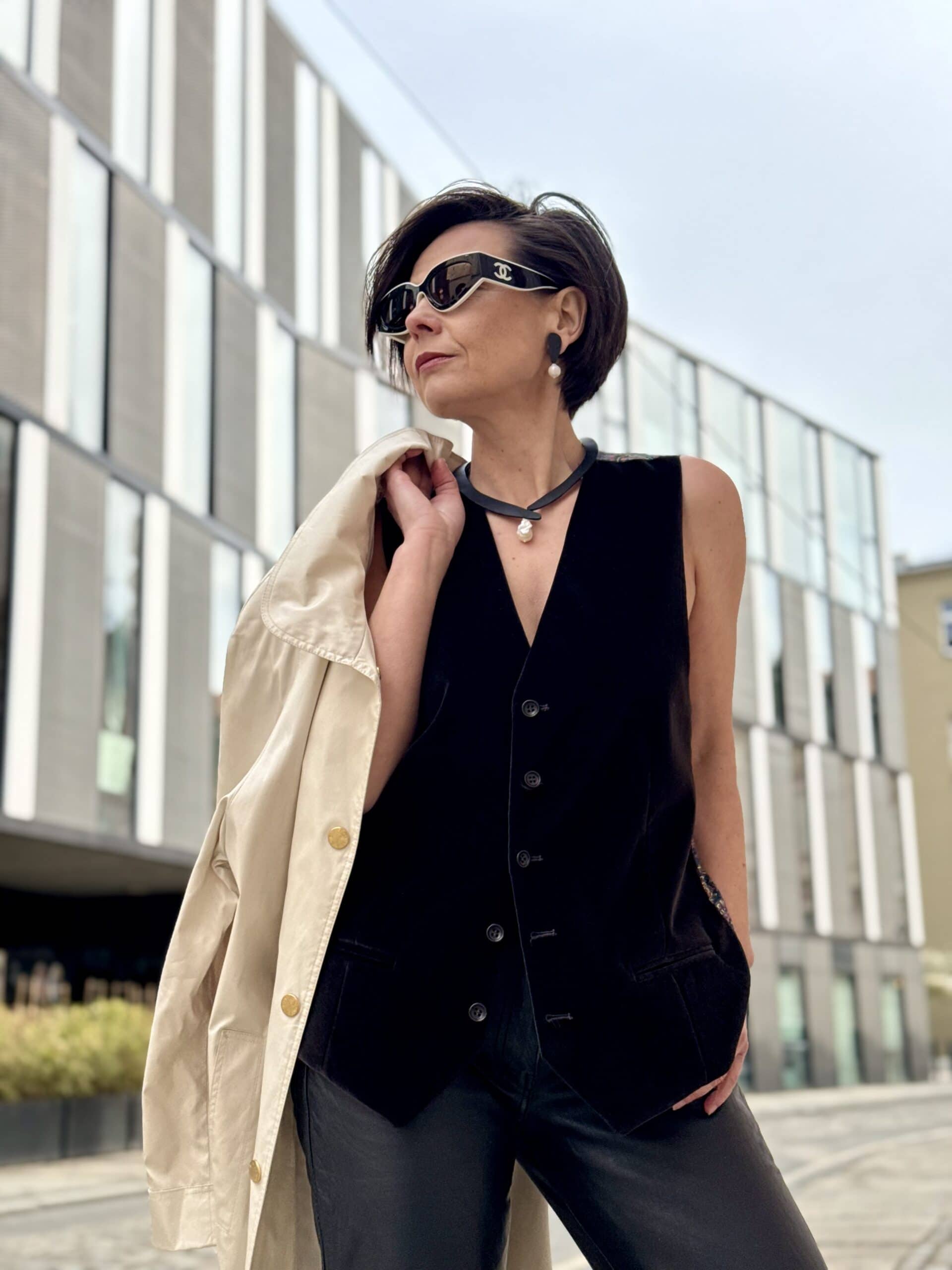 Czarne krótkie kolczyki skórzane z perłą w eleganckiej miejskiej stylizacji